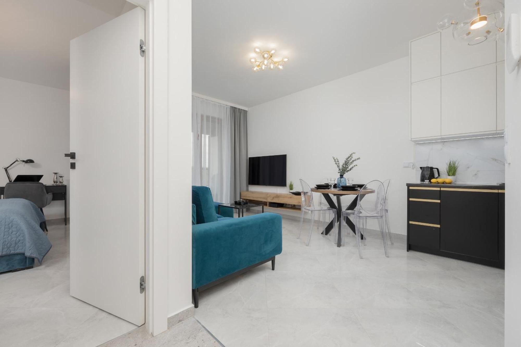 Apartment With Balcony & Parking In Warsaw By Noclegi Renters Екстериор снимка