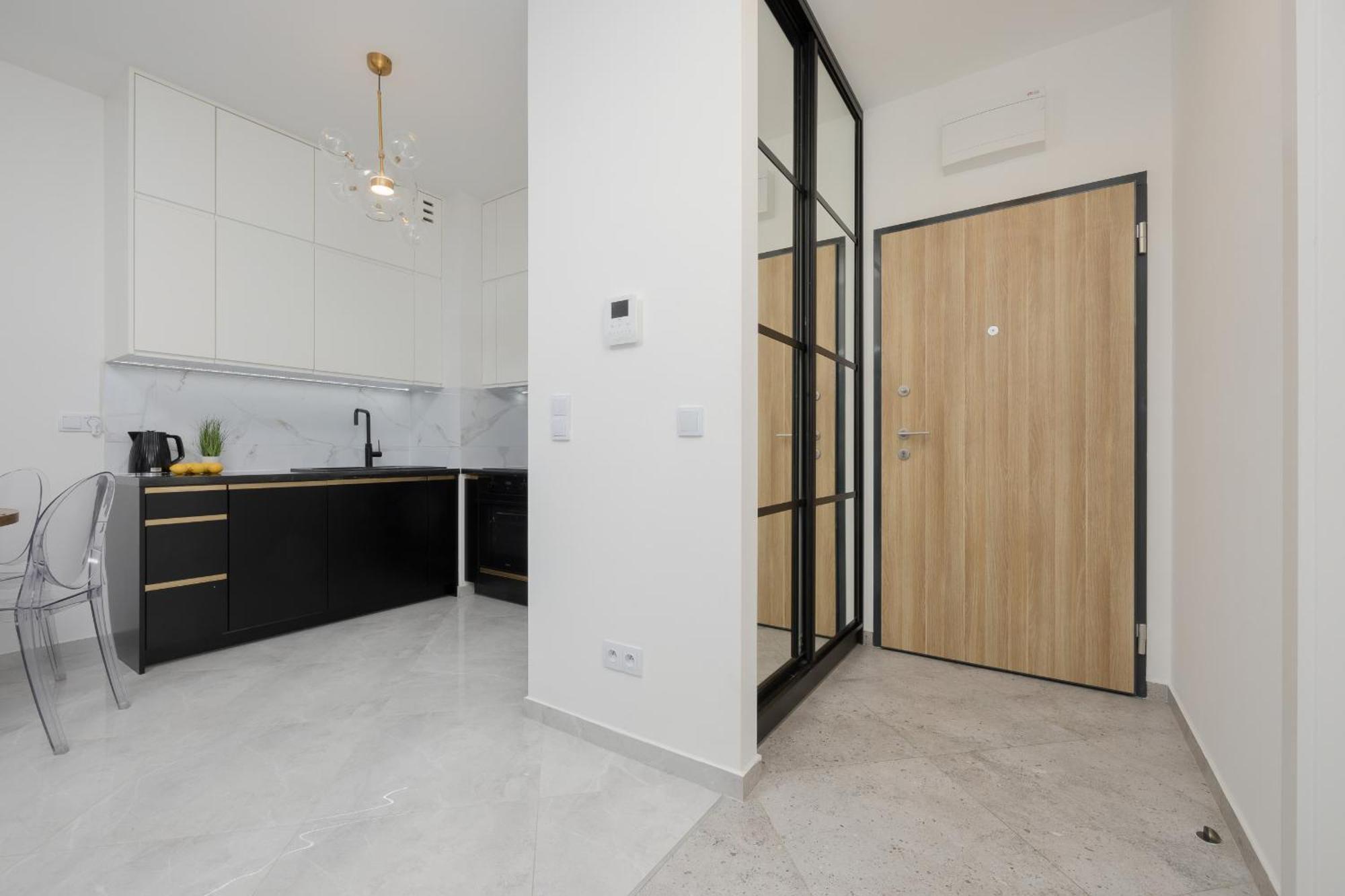 Apartment With Balcony & Parking In Warsaw By Noclegi Renters Екстериор снимка